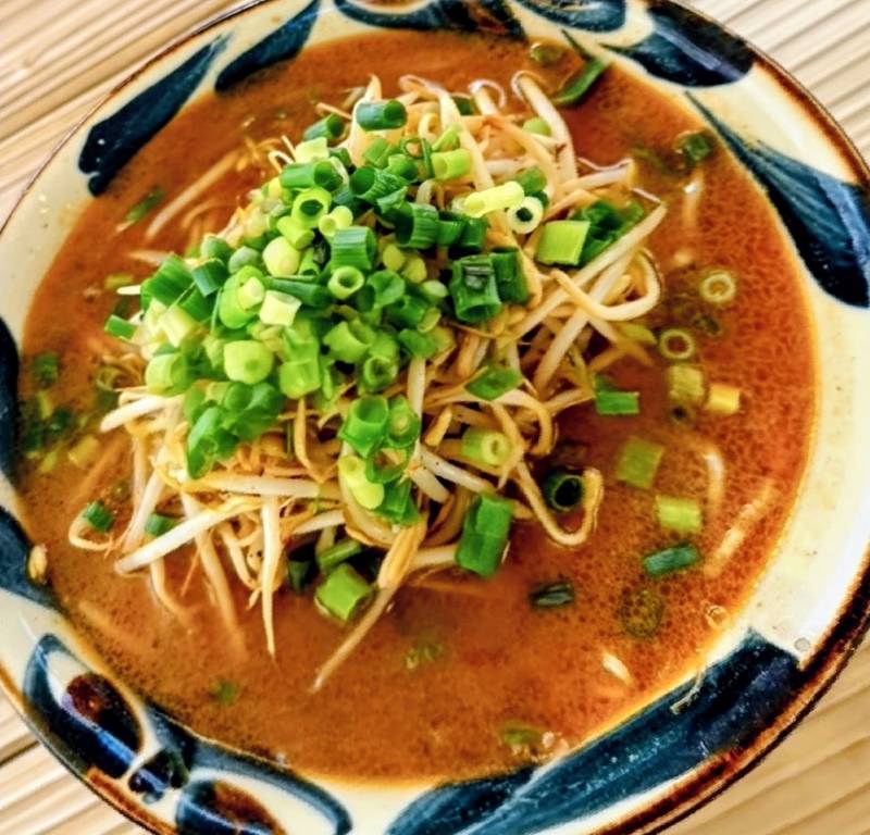 もやしと青ねぎをたっぷりのせた、味噌のスープの島味噌もやしそば