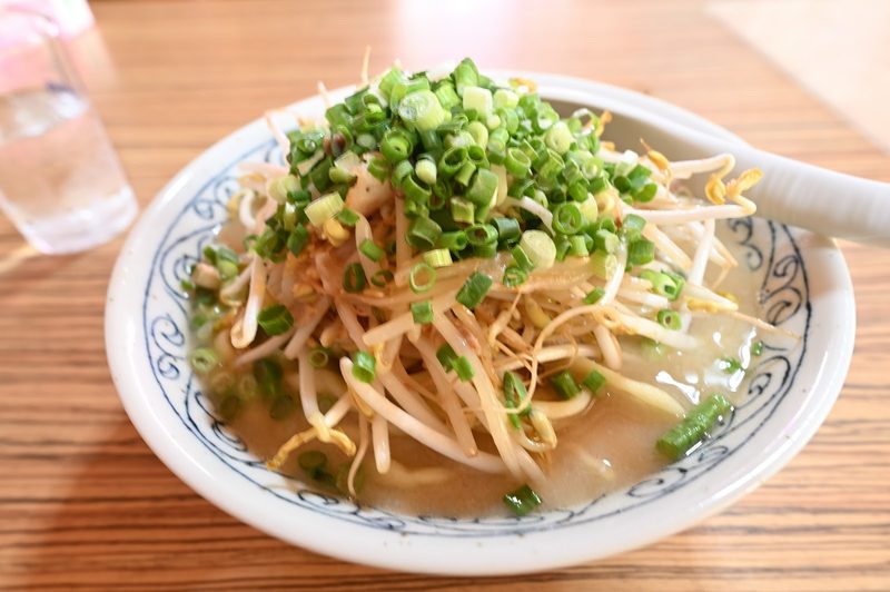 もやしとねぎをたっぷりのせたもやしそば