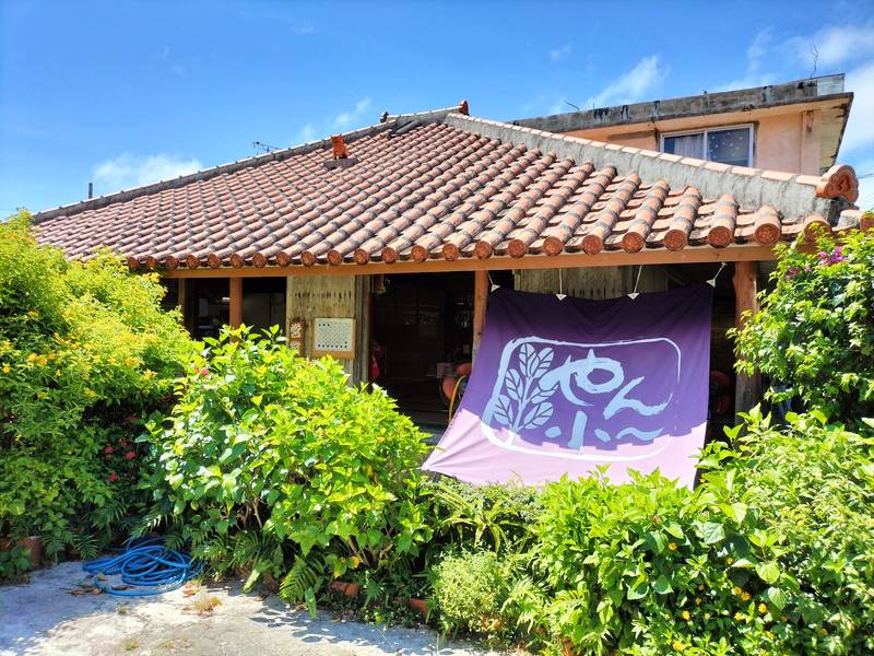 赤瓦屋根の古民家と紫ののれんが目印のやん小～