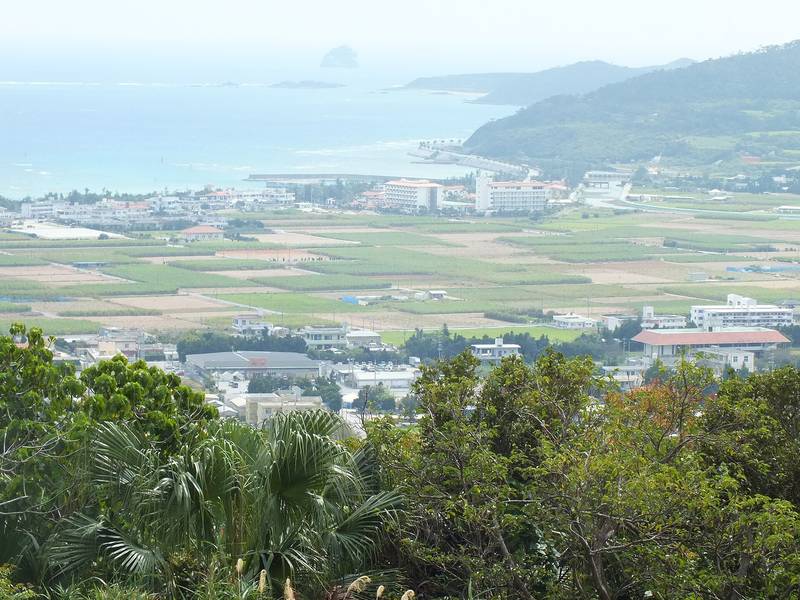 登武那覇城跡の高台から見た久米島の町並みとイーフビーチ方面の海