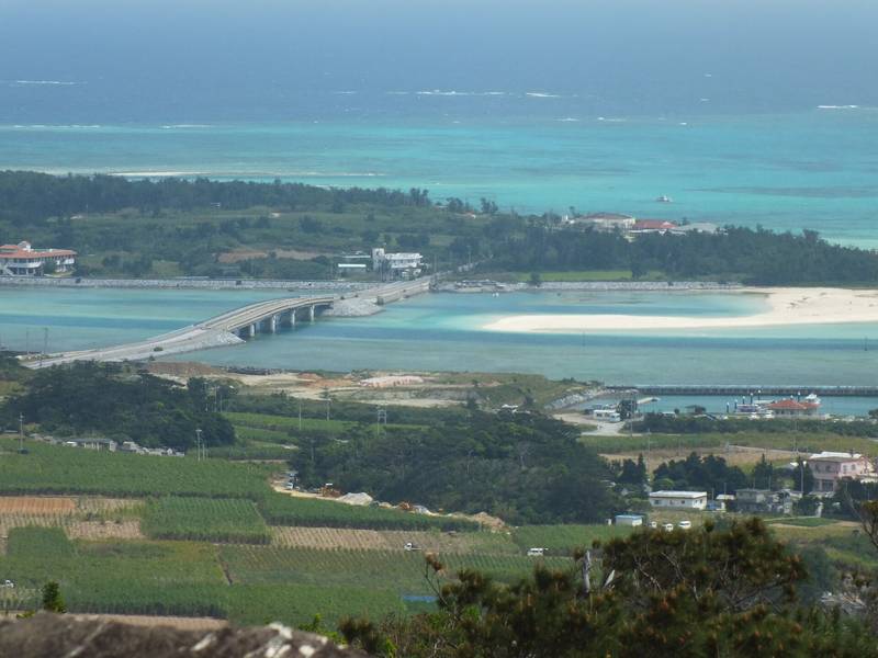久米島と奥武島を結ぶ橋と、その先の青い海と砂浜