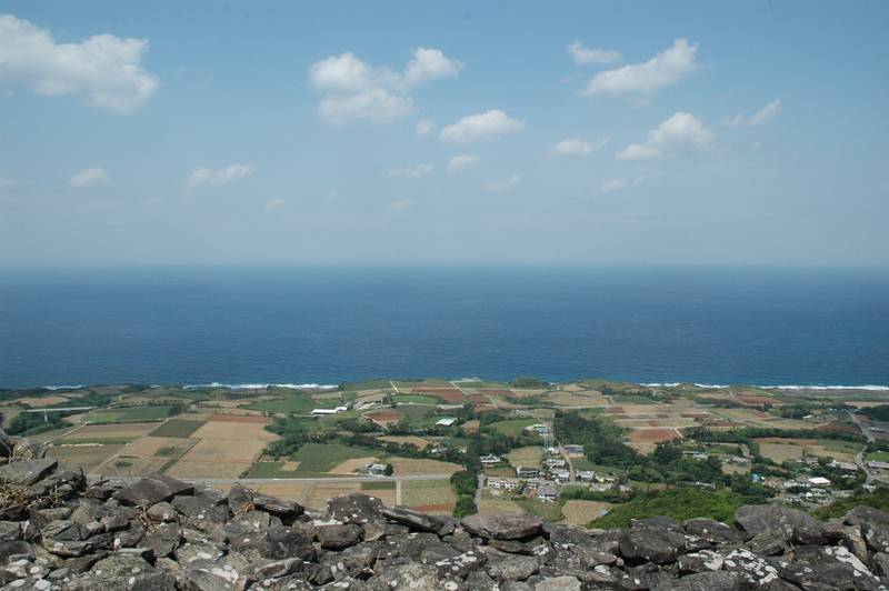 久米島の高台から見下ろす畑の広がりと水平線